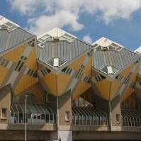 Obytný súbor Kubus paalwoningen architekta P.Bloma (Rotterdam, Holandsko)