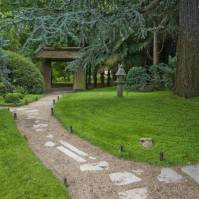 Ohraničené štrkové chodníky nás prevedú celou záhradou (japonská záhrada, Francúzsko)